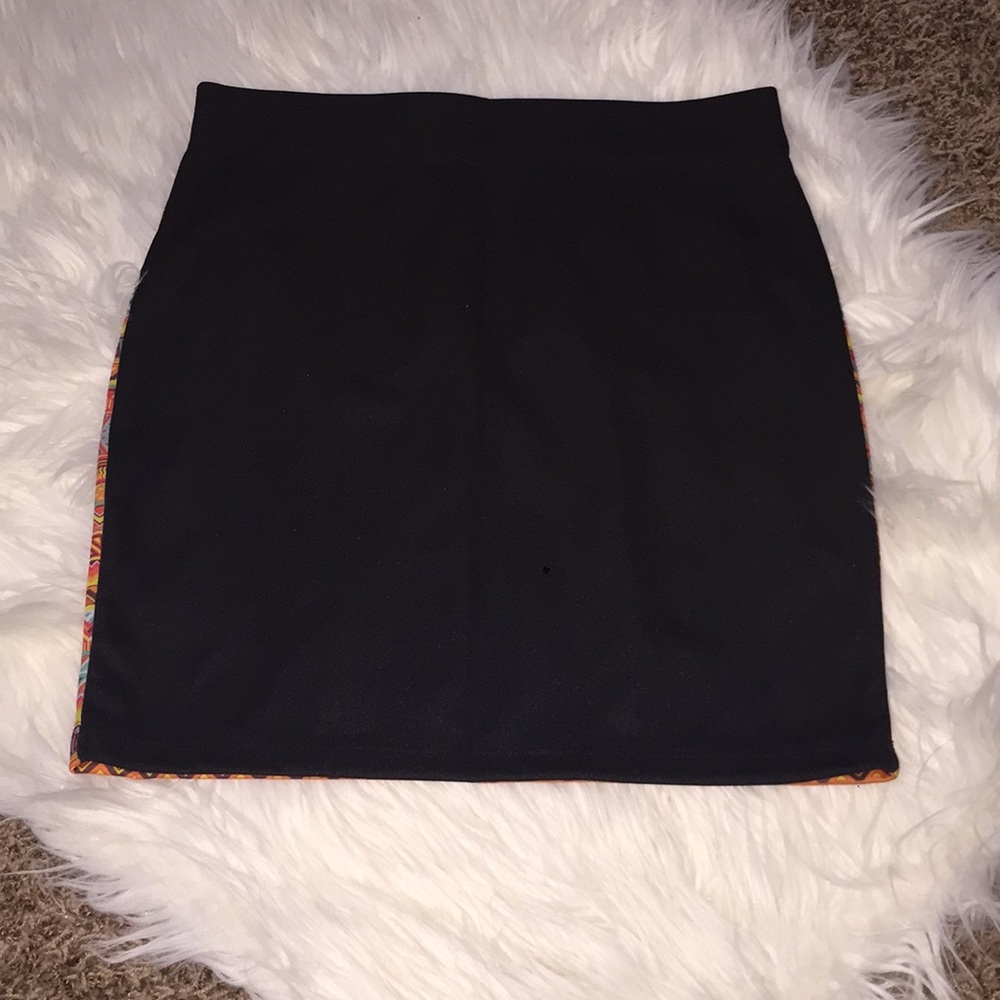 Patterned Mini Skirt - Picture 2 of 2